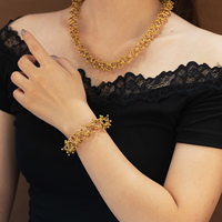 Ensemble de bijoux pour femme en acier inoxydable plaqué or PVD 18K : Bracelet à maille lanterne audacieuse, Boucles d'oreilles et Collier à maille cyclone avec pendentif boule
