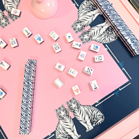 La collection de tuiles de mahjong américaines en acrylique blanc de luxe The Exotics - White Tigers, avec tapis en néoprène pour jeu en intérieur