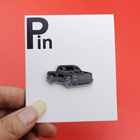 Épinglette de voiture en alliage de zinc moulé, motif art populaire rouge, personnalisée, haute qualité, avec impression bicolore, émail métallique, badge traditionnel pour remise de diplôme et anniversaire