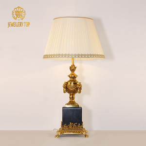 Jewellerytop Europäische Luxus-Tischlampe für Zuhause, Hotel-Nachttischlampe im französischen Retro-Stil aus Goldmessing mit Stofflampenschirm - Product Image 1