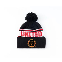 Maßgefertigte Fußball Basketball Sportverein Team Logo Jacquard Fans Fußball Strickmütze mit Quaste Pompon Beanie Wintermützen