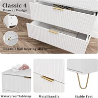 Commode avec 4 tiroirs cannelés, poignées dorées et pieds en forme d'épingle à cheveux dorés, finition MDF blanc, armoire de rangement moderne et haute pour chambre à coucher