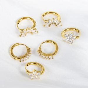 Pendientes de Aro Pequeños Tipo Huggie de Acero Inoxidable con Baño de Oro de 18K, Resistentes al Agua, con Diseño de Corazón y Flor, y Circonita Cúbica, para Mujer, Venta al por Mayor - Product Image 4