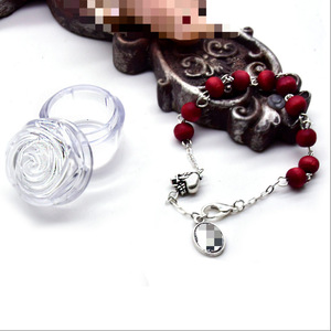 Bracelet chapelet vintage en perles de bois rouge bordeaux avec pendentif argenté, ensemble de bijoux unisexe, style catholicisme, motif croix - Product Image 1
