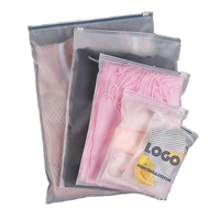 Sacs en plastique personnalisés pour vêtements, imprimés avec un logo mat recyclable, sacs en plastique givrés personnalisés pour l'emballage des vêtements