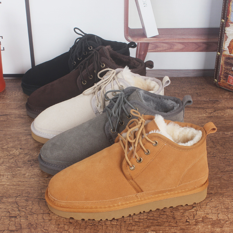 El pelo sintético pasa de llevarse en los abrigos a usarse en los pies: si,  las botas peludas son lo más cool de este invierno