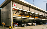 Sistema de Estacionamiento Vertical Moderno de Múltiples Niveles con Elevador de Coches y Movimiento Cruzado para Uso Óptimo en Garajes Residenciales y Comerciales