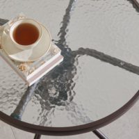 Table à thé minimaliste en verre pour terrasse et balcon, mobilier d'extérieur avec surface en verre trempé et métal durable