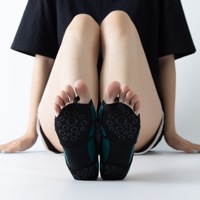 Chaussettes de yoga antidérapantes à bout ouvert avec sangles croisées et grip en silicone pour le Pilates et les entraînements en intérieur