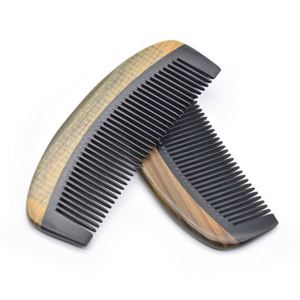 Peine de madera artesanal de sándalo con diseño de diente de cuerno para regalo o recuerdo - Product Image 1