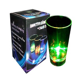 Verres à liqueur clignotants à DEL personnalisés gobelet lumineux <span class=keywords><strong>dans</strong></span> <span class=keywords><strong>le</strong></span> <span class=keywords><strong>noir</strong></span> pour <span class=keywords><strong>le</strong></span> bar et Noël verres à liqueur à DEL - Product Image 5