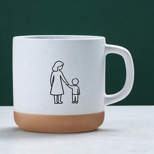 Mug en céramique blanc moucheté avec inscription dorée « Maman, je t'aime », fond beige, cadeau pour la fête des mères, cadeau familial personnalisé - Product Image 4