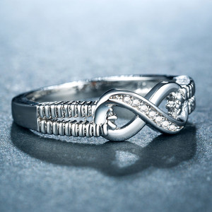 Anello in cristallo color argento per donna, accessori minimalisti per la moda quotidiana e per le feste - Product Image 3