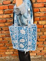 Sac fourre-tout pour femme au design épuré et intemporel, conçu pour accompagner les routines quotidiennes, des trajets matinaux aux sorties du soir.