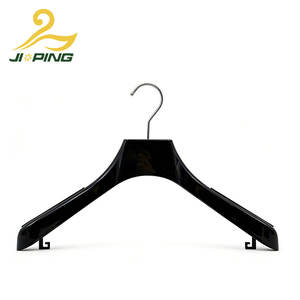 شماعة ملابس فاخرة بطول 38 سم ذات أكتاف عريضة للرجال والنساء، شماعة بلاستيكية غير قابلة للانزلاق مع إمكانية طباعة شعار مخصص - Product Image 1