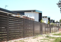 Paneles de valla de piscina de aluminio de diseño moderno de 6 pies de alto con listones planos de privacidad completa y secciones inferiores tapa de poste con venda