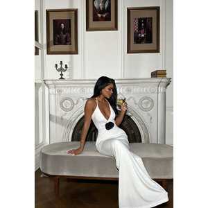 Robe de soirée longue blanche sans bretelles, coupe trapèze, taille empire avec décoration florale drapée, style fête, disponible en tailles XS à XL et grandes tailles - Product Image 2