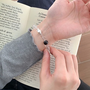 Bracelet en perles de cristal blanc avec anneau en argent et perle porte-bonheur noire, bijoux unisexes à porter au quotidien - Product Image 2