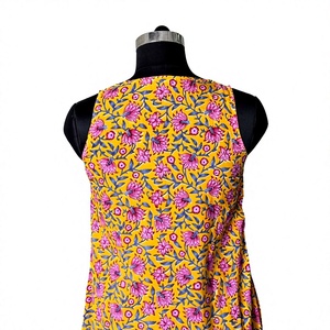 Blusa sin mangas con cuello en V y estampado floral bohemio para mujer, con volantes en la parte delantera, botones en la parte delantera, mangas plisadas, transpirable, 100% algodón. - Product Image 4