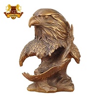 Aigle verte avec bonnet de drapeau américain peint, Base plaquée noire