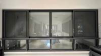 Ventana de Aluminio Marrón Grisáceo de Fábrica JUNYAO, 2.0 mm, Cierre Multipunto, Resistente a la Intemperie, Aislamiento Térmico, CE NFRC AS2047 ODM, RAL Personalizado