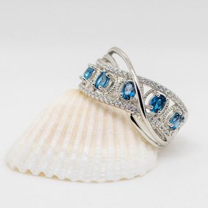 Anello Traforato a Croce, Design Vintage e di Nicchia, Accessorio Elegante per Feste e Outfit Quotidiani - Product Image 3
