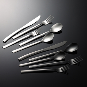 Cuillère en argent à manche carré 304 couverts en acier inoxydable Restaurant Hôtel Argenterie Cuillères et Fourchettes Ensemble de couverts Ae024 - Product Image 1