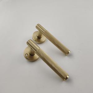 Manijas de Puerta de Entrada Clásicas Modernas de Lujo, Juego de Manijas de Palanca con Diseño Moleteado, Privacidad Interior, Color Negro y Dorado, con Cerradura - Product Image 3