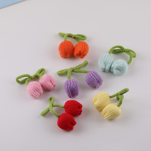 Accesorio para el Cabello Hecho a Mano con Flor de Tulipán de Doble Cabeza en Crochet, Joyería para Ropa, Pequeño Accesorio en Colores Aleatorios para Uso Diario - Product Image 1