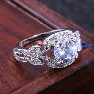 Anello a forma di foglia con diamante imitazione, elegante gioiello da donna per matrimonio e fidanzamento - Product Image 5