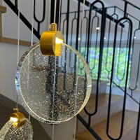 Lustre suspendu en verre moderne personnalisé groupe de lumières multiples avec verre texturé à bulles et finition en laiton pour escalier de maison