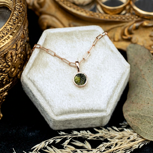 Colgante de Oro de 14K Hecho a Mano con Gema de Moldavita Única que Cambia de Color, Meteorito Natural con Corte Brillante, Certificado por Terceros, el Mejor - Product Image 1