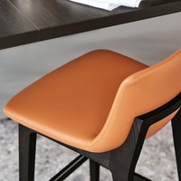 Chaise de bar style américain en bois massif, design industriel vintage, tabouret haut en cuir avec dossier, usage commercial pour cafés et comptoirs de bar