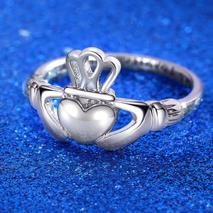 Anello a Cuore Cavo con Design a Lettera, Gioiello Statement in Metallo alla Moda per Donne - Product Image 4