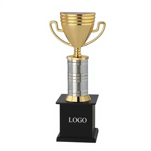 Medalla de premio Elegante trofeo dorado adecuado para funciones anuales, reconocimiento a empleados y ceremonias de premiación educativa. - Product Image 1