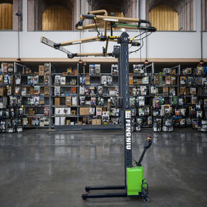 Montacargas Eléctrico Todoterreno de Fábrica, Apilador de Palés, Transpaleta Manual para Pasillos Angostos con Servicio de Personalización - Product Image 1