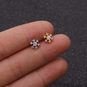 Orecchino a perno in acciaio inossidabile 20G color <span class=keywords><strong>argento</strong></span> e oro con fiore CZ per <span class=keywords><strong>piercing</strong></span> al <span class=keywords><strong>trago</strong></span>, cartilagine, elice, conchiglia, rook, con chiusura a vite - Product Image 6