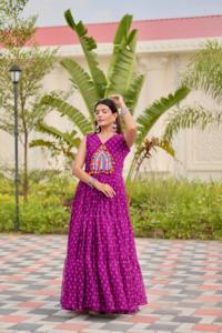 Colección de Vestidos Especiales para Navratri, con Bordado de Diseño, Trabajo con Espejos Reales y Tela Faux Georgette - Product Image 4
