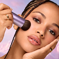 Ensemble de pinceaux de maquillage Lilac Skies Cloud-Skin Base 2 pièces, ensemble de pinceaux pour fond de teint et éponge de mélange pour une couverture de fond de teint lisse
