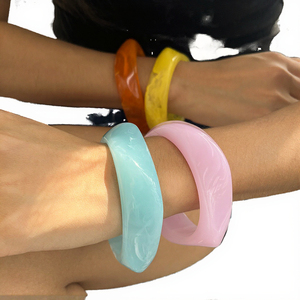 Brazaletes de Resina Reciclada Irregulares y Lindos de CRAFT HUB, Color Rosa, Azul y Multicolor, Gruesos, para Fiestas, Modernos - Product Image 3