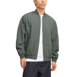 Blouson bomber respirant doublé en tissu léger, idéal pour les hommes en transition printemps-été et pour un style de vie urbain actif. - Product Image 3