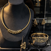 Ensemble de bijoux en acier inoxydable de style minimaliste à surface brillante de qualité supérieure, quatre pièces, décoration de fête