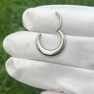 Anneau de nez articulé en titane F136, style clicker, forme lune |   Bijoux de piercing hypoallergéniques et inaltérables pour hommes et femmes - Product Image 4