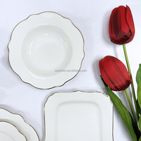 LOGO personnalisé de luxe en porcelaine, bols à salade en céramique blanche en forme de fleurs, ensemble d'assiettes plates de mariage avec bordure dorée