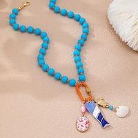 Collier artisanal Haomi pour l'été, avec pendentif coloré en forme de petit poisson, étoile de mer, coquillage et poisson tropical, orné de perles