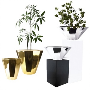 Centro de Mesa de Metal Cónico para Macetas - Product Image 1