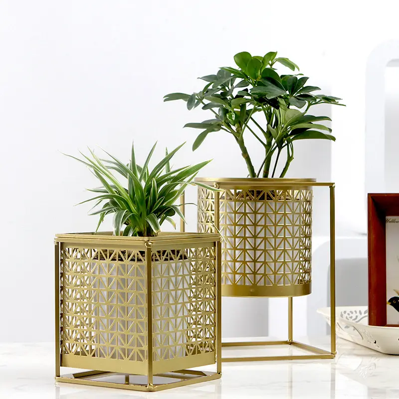 Commercio all'ingrosso Nordic Luxury Gold Hollow Flower Pot ornamenti per soggiorno succulente vaso per piante creativo supporto per fiori in metallo