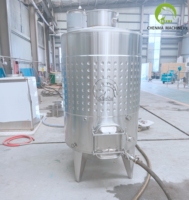 Cuve de fermentation en acier inoxydable pour vin rouge avec système de contrôle de température à plaques alvéolées, idéale pour la production de vin de fruits
