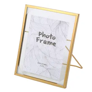Cornice per foto di lusso con bordo in metallo dorato con cornice per foto di lusso con cornice per foto
