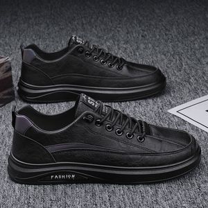 Chaussures de sport décontractées noires en PU pour hommes, tendance et polyvalentes, nouvelles, respirantes, imperméables et antidérapantes, idéales pour la marche au printemps - Product Image 1